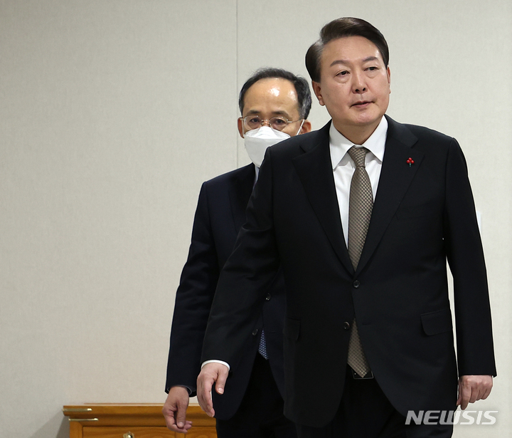 [서울=뉴시스] 홍효식 기자 = 윤석열 대통령이 27일 서울 용산 대통령실 청사에서 열린 국무회의에 추경호 경제부총리와 함께 입장하고 있다. (대통령실통신사진기자단) 2022.12.27. yesphoto@newsis.com