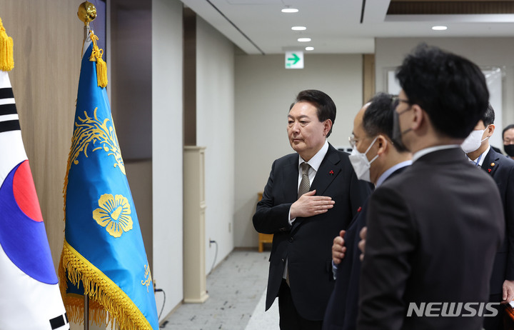 [서울=뉴시스] 홍효식 기자 = 윤석열 대통령이 27일 서울 용산 대통령실 청사에서 열린 국무회의에서 국기에 대한 경례를 하고 있다. (대통령실통신사진기자단) 2022.12.27. yesphoto@newsis.com