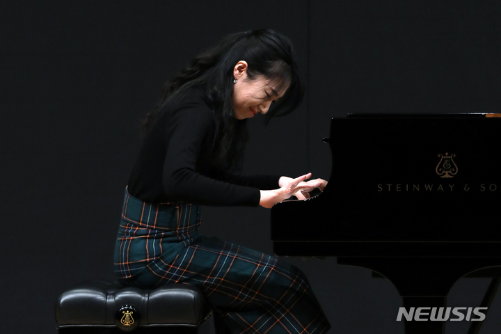 [서울=뉴시스] 박진희 기자 = 피아니스트 김수연이 27일 서울 서대문구 금호아트홀 연세에서 금호아트홀 상주음악가 기자간담회에 앞서 쇼팽의 대 폴로네즈를 연주하고 있다. 2022.12.27. pak7130@newsis.com