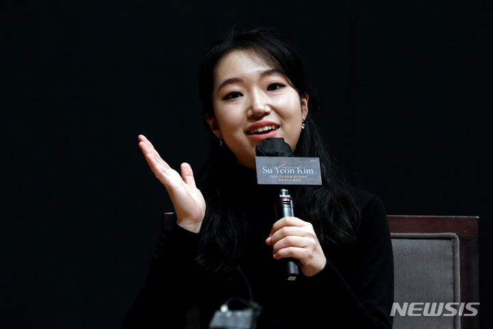 [서울=뉴시스] 박진희 기자 = 피아니스트 김수연이 27일 서울 서대문구 금호아트홀 연세에서 금호아트홀 상주음악가 기자간담회를 하고 있다. 2022.12.27. pak7130@newsis.com