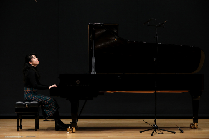 [서울=뉴시스] 박진희 기자 = 피아니스트 김수연이 27일 서울 서대문구 금호아트홀 연세에서 금호아트홀 상주음악가 기자간담회에 앞서 쇼팽의 대 폴로네즈를 연주하고 있다. 2022.12.27. pak7130@newsis.com