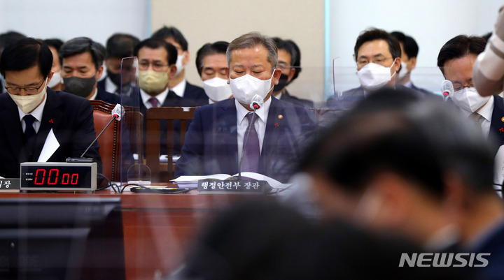 [서울=뉴시스] 추상철 기자 = 이상민 행정안전부 장관이 27일 오전 서울 여의도 국회에서 열린 '용산 이태원 참사 진상규명과 재발방지를 위한 국정조사 특별위원회 전체회의'에 출석해 있다. 2022.12.27. scchoo@newsis.com