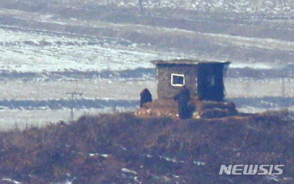 [서울=뉴시스] 김진아 기자 = 지난 26일 북한의 무인기가 비무장지대(DMZ)를 넘어 민간마을 지역까지 남하한 데 이어 서울 인근까지 근접해 우리 군이 대응했다. 사진은 27일 경기도 파주시 오두산 통일전망대에서 바라본 북한 황해북도 개풍군 일대. 2022.12.27. bluesoda@newsis.com