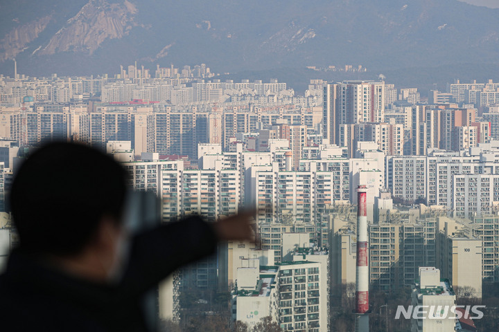 [서울=뉴시스] 서울 강북구 북서울꿈의숲 전망대에서 바라본 강북지역 아파트단지 모습. 뉴시스DB 2022.12.27.