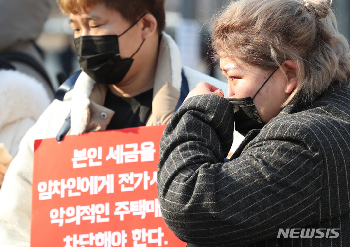 [세종=뉴시스] 강종민 기자 = 전세사기를 입은 한 피해자가 27일 세종시 정부세종청사 국토교통부 앞에서 시위를 벌이던 중 눈물을 흘리고 있다. 2022.12.27. ppkjm@newsis.com