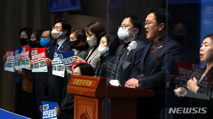 [서울=뉴시스] 추상철 기자 = 더불어민주당 을지로위원회와 국토교통위원회 소속 의원들이 27일 오후 서울 여의도 국회에서 '안전운임제 3년 연장법' 국회 법사위 상정 및 통과 촉구 기자회견을 하고 있다. 2022.12.27. scchoo@newsis.com