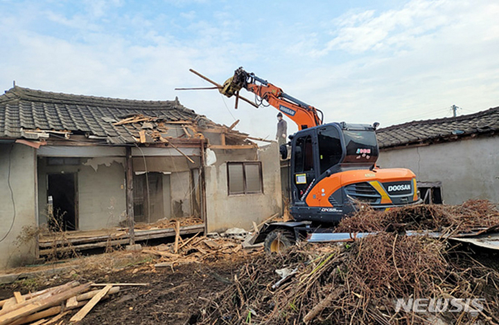 [나주=뉴시스] 전남 나주시가 오랫 동안 방치된 빈집을 철거하고 있다. (사진=나주시 제공) 2022.12.27. photo@newsis.com
