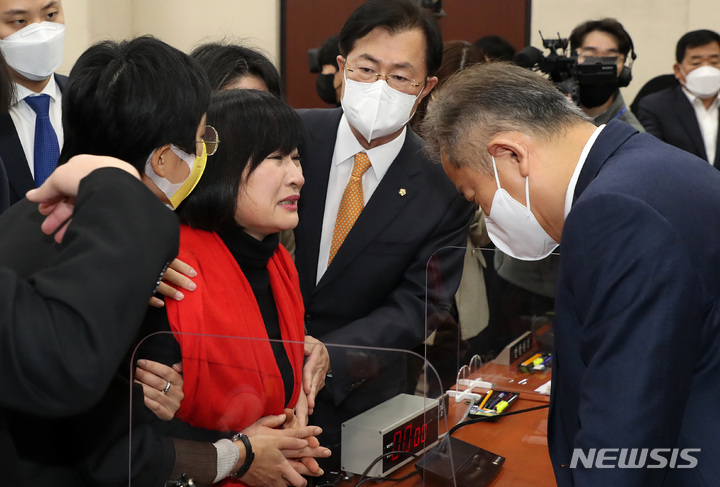 [서울=뉴시스] 이영환 기자 = 이상민 행정안전부 장관이 27일 오후 서울 여의도 국회에서 열린 '용산 이태원 참사 진상규명과 재발방지를 위한 국정조사 특별위원회 전체회의'에 정회 선포 후 고 이지한씨 어머니인 조미은 씨와 대화 후 인사를 하고 있다. 2022.12.27. 20hwan@newsis.com