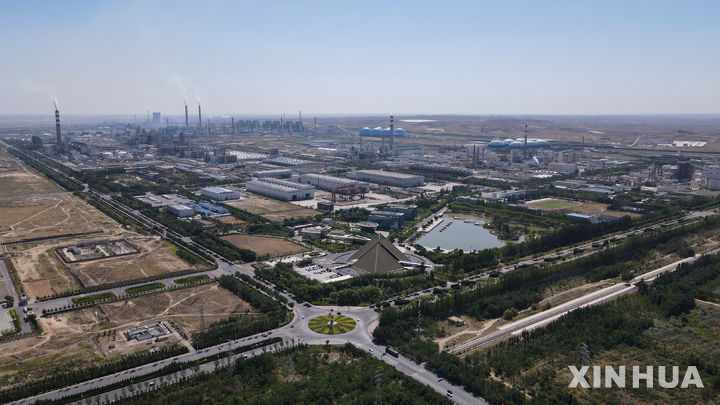 [시안=신화/뉴시스] 중국 북서부 닝샤후이족자치구의 한 공장에서 폭발사고가 발생해 5명이 사망했다고 19일 현지 당국이 밝혔다. 사진은 2021년 7월 30일 찍은 닝동에너지화학공업기지의 항공사진. 2024.8.19