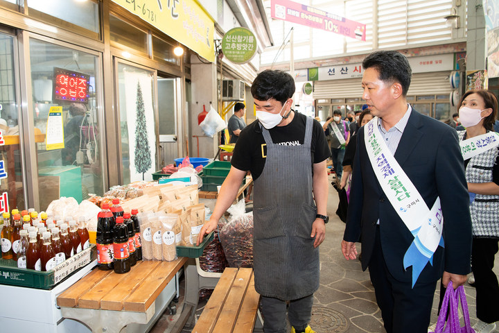 김장호 시장이 전통시장을 둘러보고 있다 (사진=구미시 제공) *재판매 및 DB 금지