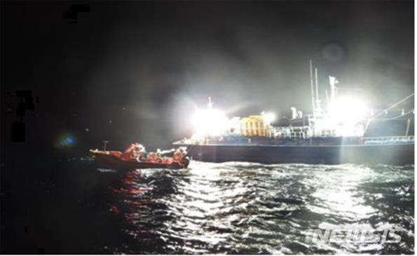 [서울=뉴시스] 조업 중 부유물 감김으로 표류 중인 우리어선을 구조하는 모습. 