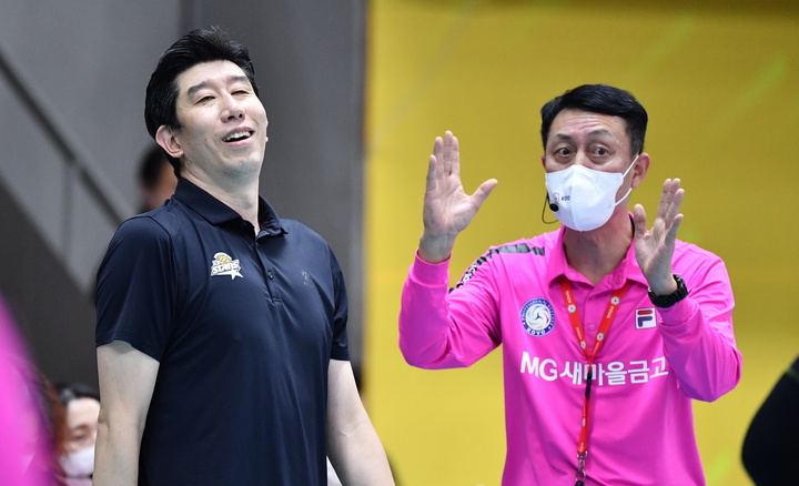 [서울=뉴시스]항의하는 후인정 KB손해보험 감독. 2022.12.28. (사진=한국배구연맹 제공) *재판매 및 DB 금지