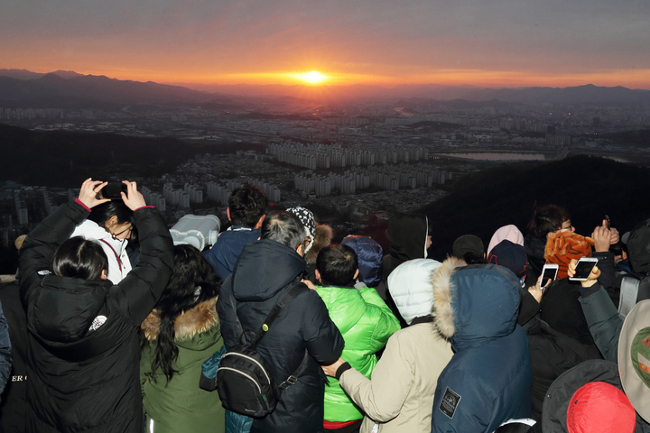 [대구 = 뉴시스] 대구시 북구는 내년 1월1일 오전 7시 함지산 망일봉에서 해맞이 행사를 개최한다. 사진은 2019년 함지산 해맞이 행사(사진 = 대구시 북구 제공) photo@newsis.com *재판매 및 DB 금지