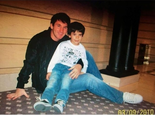 [서울=뉴시스]23살 메시와 8살 토미의 만남 당시 모습. 바르바라는 메시가 먼저 사진을 찍자고 제안했다고 전했다.(사진=바르바라 SNS 갈무리) 2022.12.28. photo@newsis.com *재판매 및 DB 금지