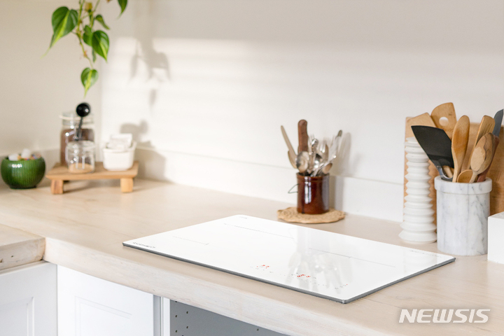 [서울=뉴시스] 쿠첸 '화이트 3구 인덕션 더 블랑'. (사진=뉴시스 DB). photo@newsis.com