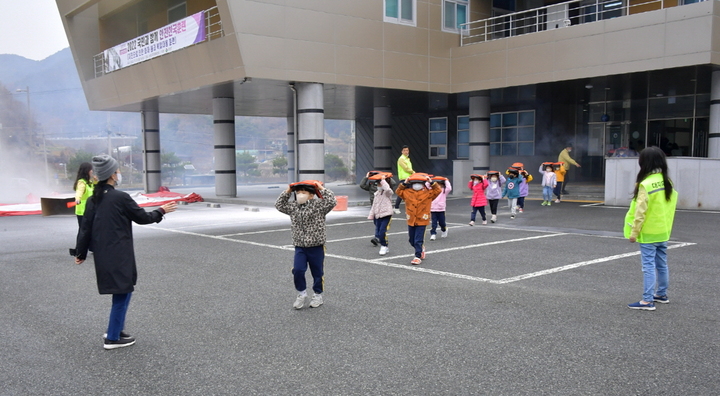 순창군이 '2022년 재난대응 안전한국훈련' 우수기관에 선정됐다. 지난 11월 훈련 당시 상황설정된 '지진에 의한 순창국민체육센터 붕괴 및 화재 상황'에서 지도교사의 안내에 따라 어린이들이 안전하게 시설을 빠져나와 대피하고 있는 모습. *재판매 및 DB 금지