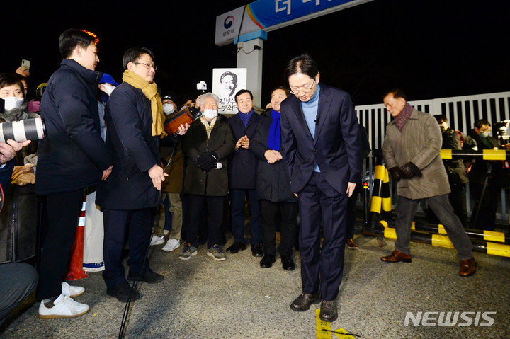 [창원=뉴시스] 차용현 기자 = 28일 0시를 기해 사면된 김경수 전 경남지사가 이날 새벽 자신이 출소한 경남 창원교도소 앞에서 입장표명을 하고 있다. 정부는 지난 27일 이명박 전 대통령과 김경수 전 지사 등이 포함된 신년 특별사면 대상자를 발표했다. 2022.12.28. con@newsis.com