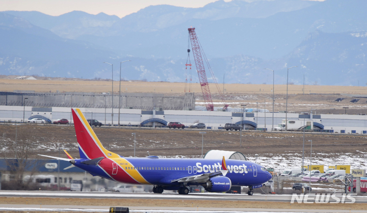 [덴버= AP/뉴시스] 27일 미국 덴버공항 활주로에 계류중인 사우스웨스트의 제트 여객기. 