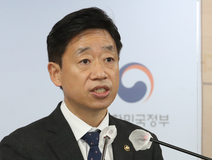 [서울=뉴시스] 김명원 기자 = 오태석 과학기술정보통신부 1차관이 서울 종로구 정부서울청사에서 2023 업무보고 사전브리핑을 하고 있다. 2022.12.28. kmx1105@newsis.com