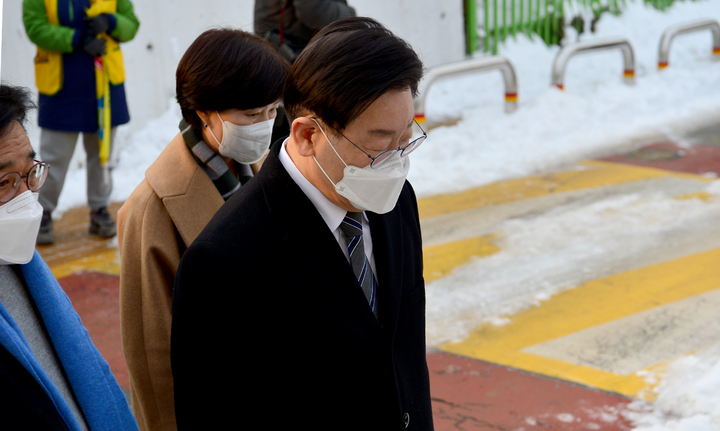 [광주=뉴시스] 김혜인 기자 = 이재명 더불어민주당 대표가 28일 오전 광주 서구 일제강제동원 피해자 양금덕 할머니 집을 방문하고 있다. 2022.12.28. hyein0342@newsis.com