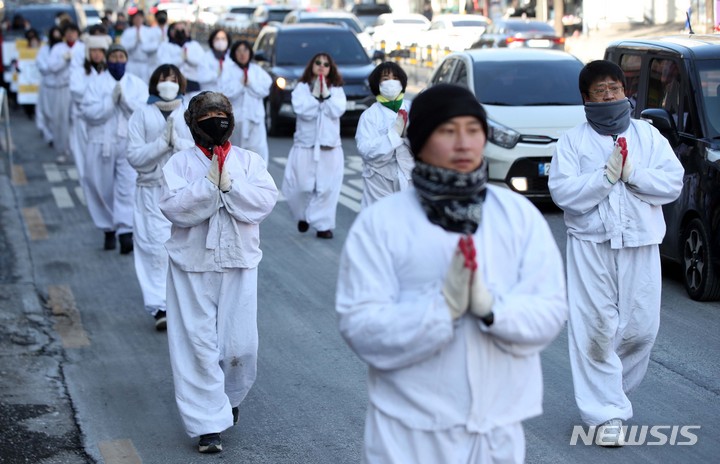 [서울=뉴시스] 김선웅 기자 = 비정규직 이제 그만 공동투쟁이 28일 서울 마포구 경총회관 앞을 출발해 국회의사당 방면으로 노조법 2·3조 개정을 촉구하며 오체투지 행진을 하고 있다. 2022.12.28. mangusta@newsis.com