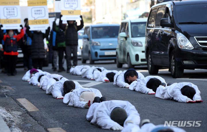 [서울=뉴시스] 김선웅 기자 = 비정규직 이제 그만 공동투쟁이 28일 서울 마포구 경총회관 앞을 출발해 국회의사당 방면으로 노조법 2·3조 개정을 촉구하며 오체투지 행진을 하고 있다. 2022.12.28. mangusta@newsis.com