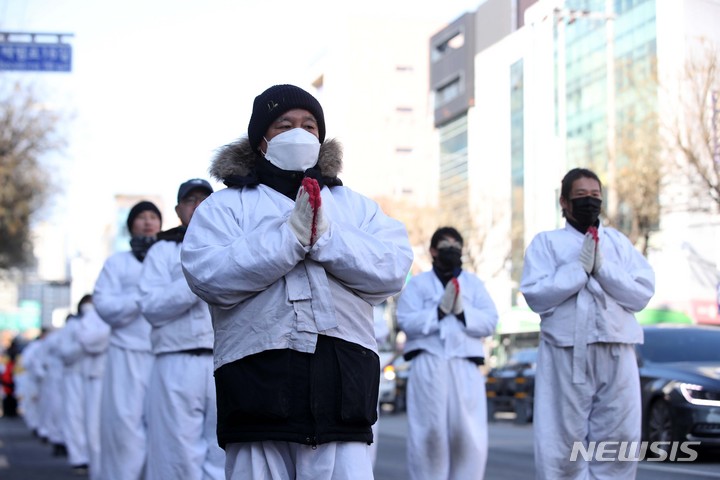 [서울=뉴시스] 김선웅 기자 = 비정규직 이제 그만 공동투쟁이 28일 서울 마포구 경총회관 앞을 출발해 국회의사당 방면으로 노조법 2·3조 개정을 촉구하며 오체투지 행진을 하고 있다. 2022.12.28. mangusta@newsis.com