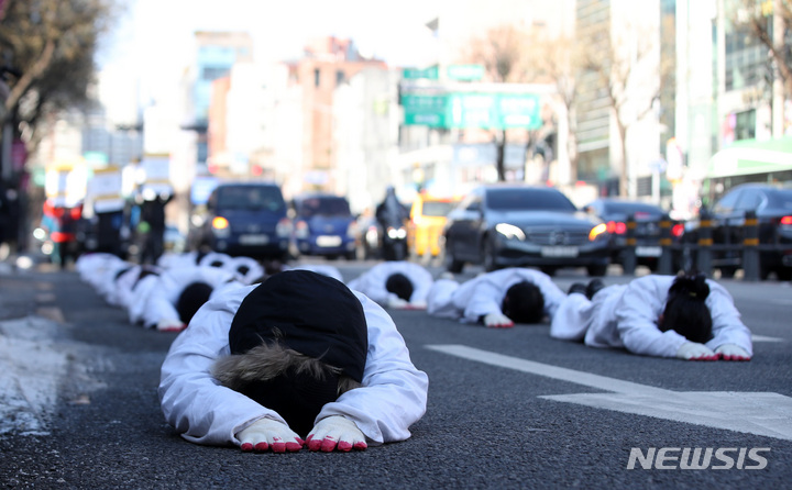 [서울=뉴시스] 김선웅 기자 = 비정규직 이제 그만 공동투쟁이 28일 서울 마포구 경총회관 앞을 출발해 국회의사당 방면으로 노조법 2·3조 개정을 촉구하며 오체투지 행진을 하고 있다. 2022.12.28. mangusta@newsis.com