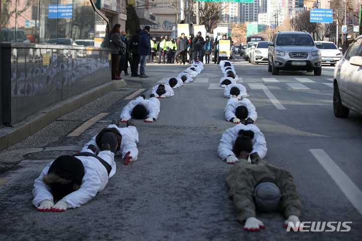 [서울=뉴시스] 김선웅 기자 = 비정규직 이제 그만 공동투쟁이 28일 서울 마포구 경총회관 앞을 출발해 국회의사당 방면으로 노조법 2·3조 개정을 촉구하며 오체투지 행진을 하고 있다. 2022.12.28. mangusta@newsis.com
