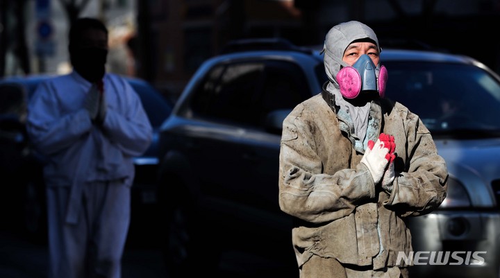 [서울=뉴시스] 김선웅 기자 = 비정규직 이제 그만 공동투쟁이 28일 서울 마포구 경총회관 앞을 출발해 국회의사당 방면으로 노조법 2·3조 개정을 촉구하며 오체투지 행진을 하고 있다. 2022.12.28. mangusta@newsis.com