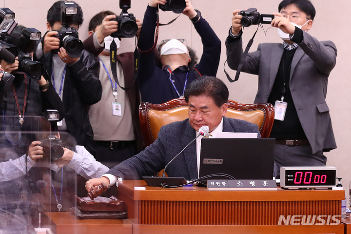 [서울=뉴시스] 이영환 기자 = 28일 오전 서울 여의도 국회에서 열린 농림축산식품해양수산위원회 전체회의에서 양곡관리법 일부개정법률안(대안)에 대한 본회의 부의 요구의 건 투표 후 소병훈 위원장이 안건을 가결하고 있다. 2022.12.28. 20hwan@newsis.com