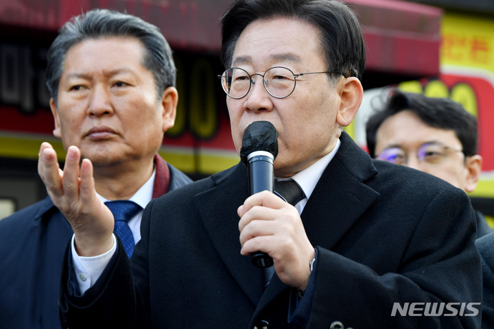 [광주=뉴시스] 이영주 기자 = 이재명 더불어민주당 당대표가 28일 오전 광주 광산구 송정매일시장에서 열린 '검찰독재 야당탄압 규탄연설회'에 참여해 발언하고 있다. 2022.12.28. leeyj2578@newsis.com