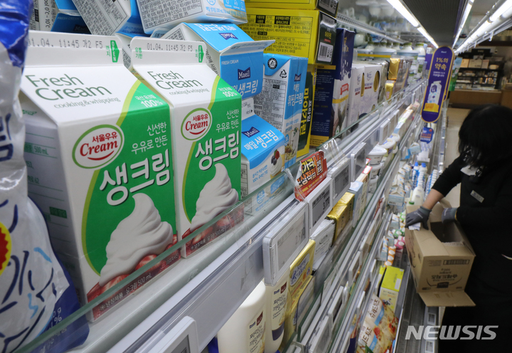 [서울=뉴시스] 김금보 기자 = 28일 서울 시내 한 대형마트에 생크림 상품이 진열돼있다. 연말연시 제빵 등 생크림 수요가 증가하면서 대형마트와 온라인몰 등에서 품귀현상이 벌어지고 있다. 2022.12.28. kgb@newsis.com
