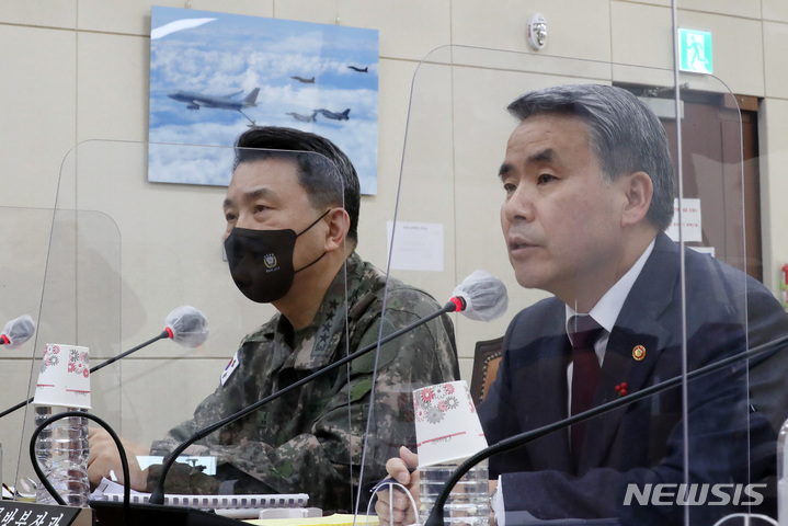 [서울=뉴시스] 이영환 기자 = 이종섭 국방부 장관이 28일 오후 서울 여의도 국회에서 열린 국방위원회 전체회의에 참석해 의원들의 질의에 답변하고 있다. 왼쪽은 김승겸 합참의장. 2022.12.28. 20hwan@newsis.com