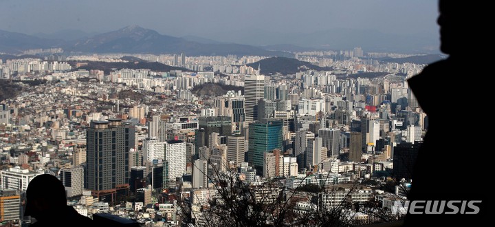 [서울=뉴시스] 김선웅 기자 = 한국은행 12월 기업경기실사 지수 및 경제심리지수에 따르면 이번 달 기업 체감 경기가 2년 2개월 만에 가장 낮은 수준으로 악화됐다. 이는 고물가 지속으로 소비심리가 위축된 것으로 풀이된다. 지난해 12월28일 다수 기업이 입주한 서울 도심의 모습. 2022.12.28. mangusta@newsis.com