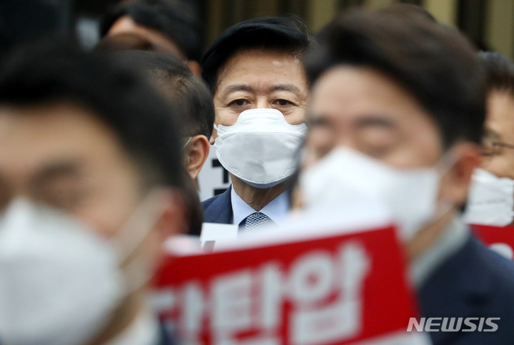 [서울=뉴시스] 추상철 기자 = 노웅래 더불어민주당 의원이 28일 오후 서울 여의도 국회에서 열린 의원총회에 참석해 있다. 2022.12.28. scchoo@newsis.com