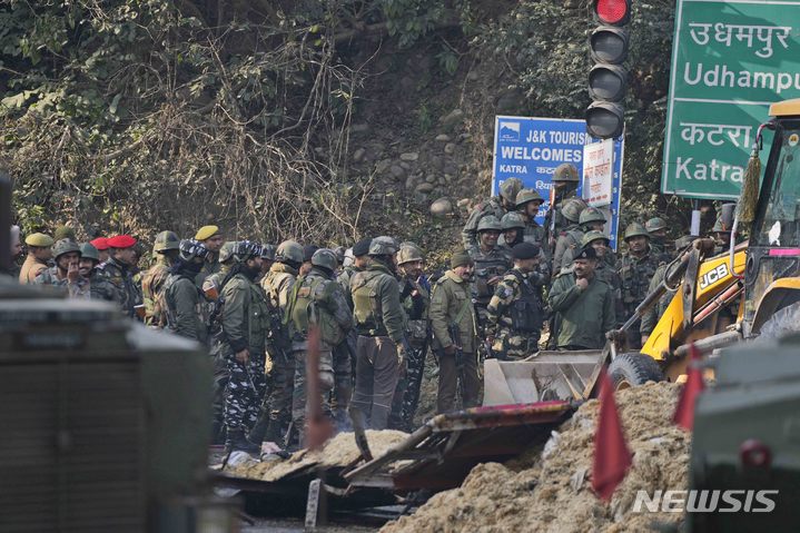 [카슈미르=AP/뉴시스] 28일(현지시간) 인도령 카슈미르에서 인도 군인들이 잠무-스리나가르 간 고속도로 총격전 현장을 점검하고 있다. 경찰은 군인들이 잠무 외곽 고속도로에서 수상한 움직임을 보인 트럭 한 대를 검문할 때 트럭 내부에서 총격이 시작돼 대응 사격을 하는 과정에서 무장 용의자 4명이 숨졌다고 밝혔다. 2022.12.28.