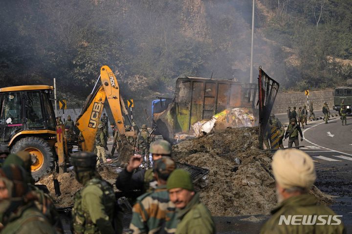 [카슈미르=AP/뉴시스] 28일(현지시간) 인도령 카슈미르에서 인도 군인들이 잠무-스리나가르 간 고속도로 총격전 현장을 수색하고 있다. 경찰은 군인들이 잠무 외곽 고속도로에서 수상한 움직임을 보인 트럭 한 대를 검문할 때 트럭 내부에서 총격이 시작돼 대응 사격을 하는 과정에서 무장 용의자 4명이 숨졌다고 밝혔다. 2022.12.28.