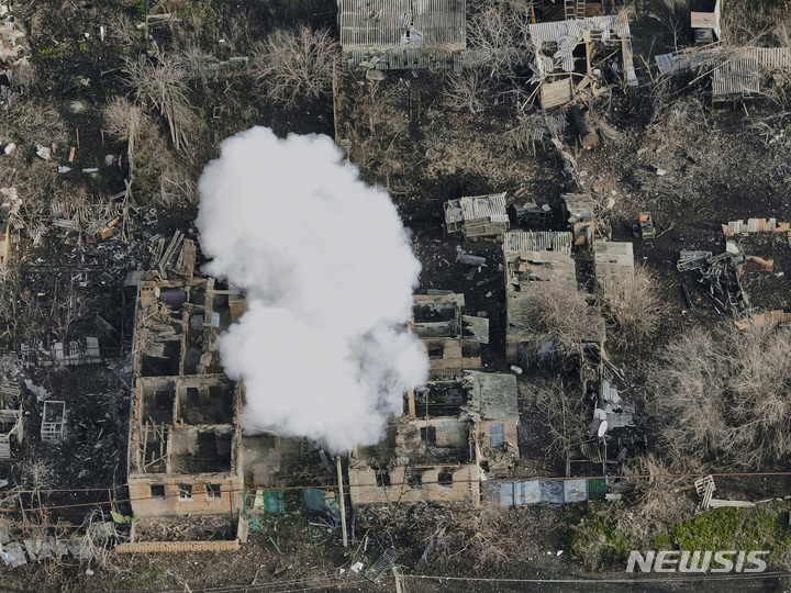 {AP/뉴시스] 27일 우크라이나 동부 바크무트 시내에 러시아군의 포가 떨어져 연기가 솟아오르고 있다. 러시아군은 우크라가 수비하고 있는 도네츠크주 북서부의 도시 바트무트를 8월부터 4개월 넘게 집중 공격하며 함락을 시도하고 있다. 2022. 12. 28. 