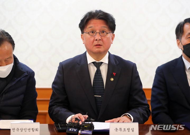 [서울=뉴시스] 배훈식 기자 = 이정원 국무조정실 제2차장이 28일 오후 서울 종로구 정부서울청사에서 열린 대-중소 유통 상생발전 협약식에 참석해 인사말을 하고 있다. 2022.12.28. dahora83@newsis.com