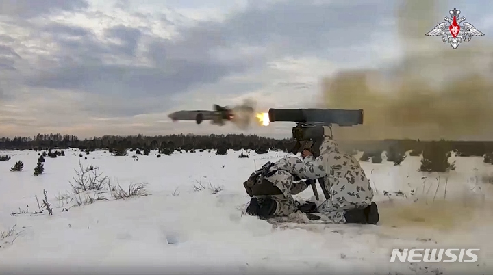 [민스크=AP/뉴시스] 러시아 국방부가 지난해 12월28일(현지시간) 공개한 사진에 러시아 군인들이 벨라루스의 장소가 알려지지 않은 곳에서 훈련하고 있다. 