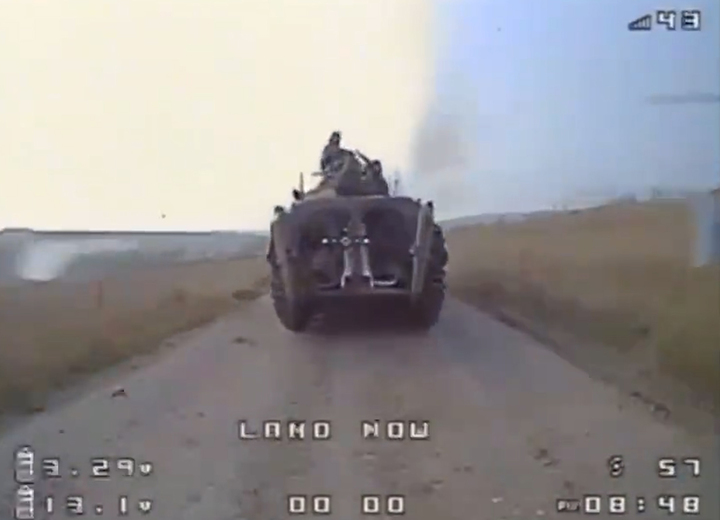 우크라이나 특수부대 '오메가' 대원이 조종하는 자폭 드론이 BMP-1으로 추정되는 러시아군 장갑차를 추격하는 모습. 출처: 트위터 @Captain_Hektor *재판매 및 DB 금지