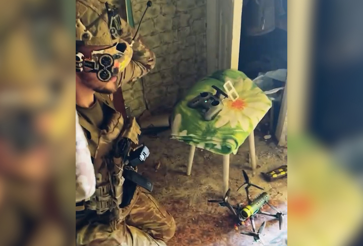 우크라이나 특수부대 '오메가' 대원이 일인칭(FPV) 고글을 착용하고 있는 모습. 하단에 폭발물을 장착한 드론이 보인다. UA Military Flight team 텔레그램 *재판매 및 DB 금지