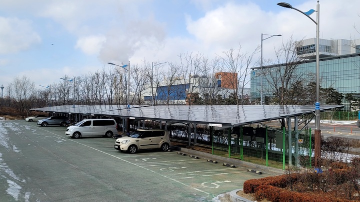 [세종=뉴시스] 주차장에 설치된 태양광 발전소. (사진=인천경제청 제공) *재판매 및 DB 금지