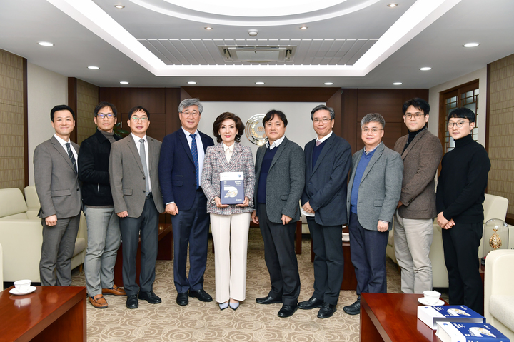 이진숙(왼쪽 다섯번째) 총장 등 '충남대 70년사'&nbsp; 전달식 참석자들 *재판매 및 DB 금지