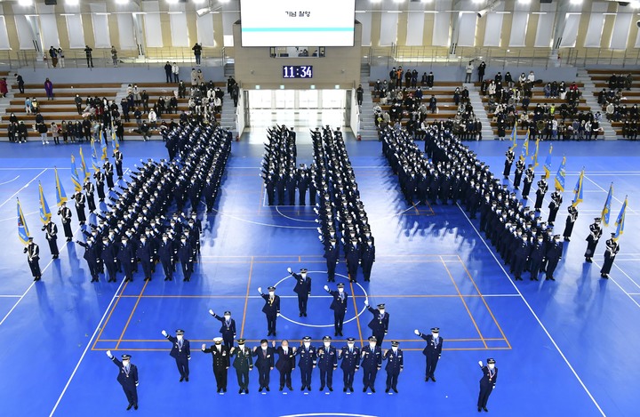 [진주=뉴시스] 29일 개최된 공군 제244기 부사관후보생 임관식에서 신임하사들이 제244기를 상징하는 기수 대형으로 기념촬영을 하고 있다. *재판매 및 DB 금지