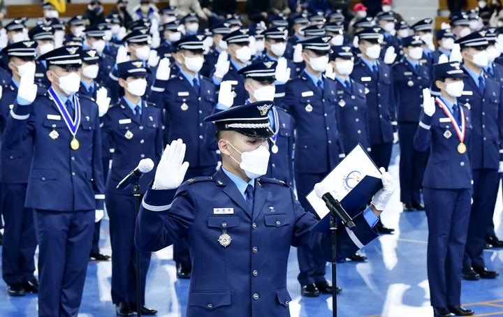 [진주=뉴시스] 공군교육사령부는 29일 개최된 제244기 부사관후보생 임관식에서 신임하사들이 임관선서를 진행하고 있다. *재판매 및 DB 금지