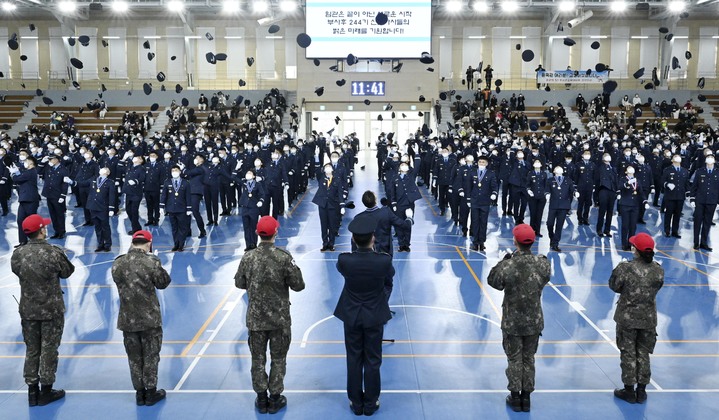 [진주=뉴시스] 공군교육사령부는 29일 개최된 제244기 부사관후보생 임관식에서 신임하사들이 모자를 던지며 임관을 기념하고 있다. *재판매 및 DB 금지