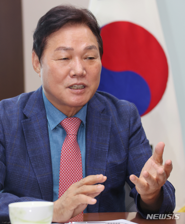 [창원=뉴시스] 홍정명 기자= 박완수 경남도지사가 29일 신년 인터뷰에서 새해 주요 도정 방향을 설명하고 있다.(사진=경남도 제공) 2022.12.29. photo@newsis.com