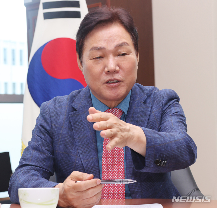 [창원=뉴시스] 홍정명 기자= 박완수 경남도지사가 29일 신년 인터뷰에서 새해 주요 도정 방향을 설명하고 있다.(사진=경남도 제공) 2022.12.29. photo@newsis.com